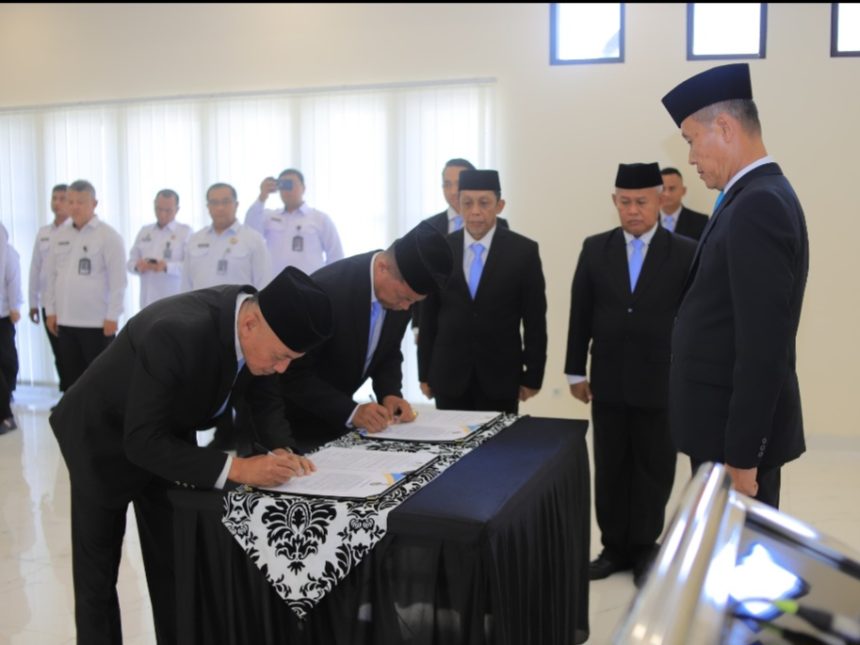 Kepala Kantor Wilayah Direktorat Jenderal Pemasyarakatan (Kakanwil Ditjenpas) Jawa Timur, Kadiyono, menyaksikan penandatanganan berita acara pelantikan.