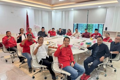 Anggota Fraksi PDI Perjuangan Kota Surabaya foto bersama usai menggelar rapat internal bersama Plt Ketua DPC PDIP Surabaya, Batara Goa.