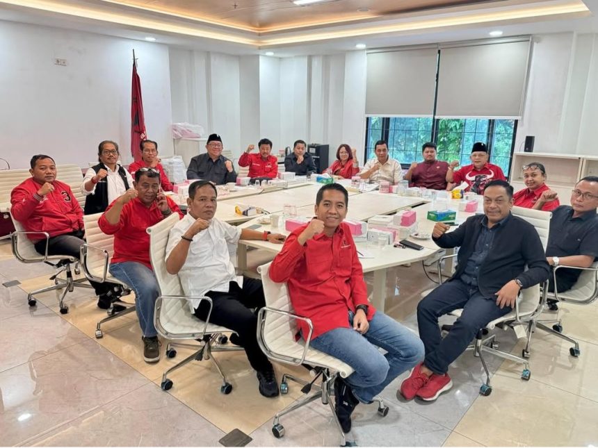 Anggota Fraksi PDI Perjuangan Kota Surabaya foto bersama usai menggelar rapat internal bersama Plt Ketua DPC PDIP Surabaya, Batara Goa.