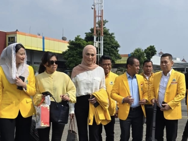 Wakil Ketua Umum Adies Kadir mendampingi Ketua Umum Partai Golkar, Bahlil Lahadalia, saat tiba di Bandara Internasional Juanda.