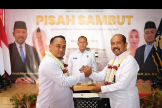Kakanwil Direktorat Jenderal Pemasyarakatan Jatim Kadiyono, menyaksikan serah terima Kalapas Lowok Waru dari Ketut Akbar kepada Teguh Pamuji.