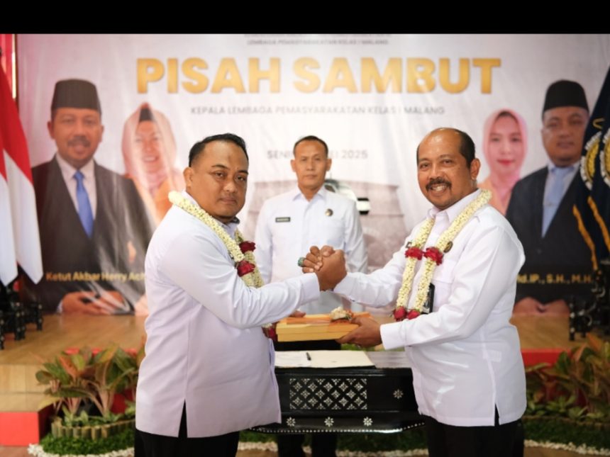 Kakanwil Direktorat Jenderal Pemasyarakatan Jatim Kadiyono, menyaksikan serah terima Kalapas Lowok Waru dari Ketut Akbar kepada Teguh Pamuji.