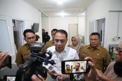 Wali Kota Surabay Eri Cahyadi memberikan keterangan kepada wartawan soal Covid-19.