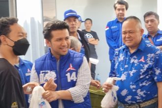 Ketua DPD Partai Demokrat Jawa Timur, Emil Elestianto Dardak membagikan daging kurban didampingi Bendahara DPD Demokrat Jatim, Agung Mulyono.