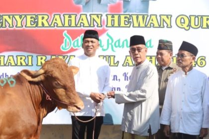 Kapolresta Sidoarjo, Kombespol Christian Tobing menyerahkan hewan kurban kepada panitia.