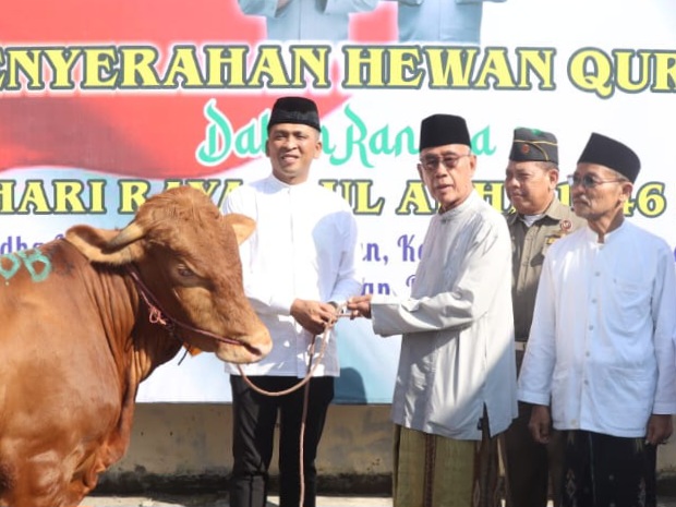 Kapolresta Sidoarjo, Kombespol Christian Tobing menyerahkan hewan kurban kepada panitia.