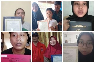 Para orang tua siswa menunjukkan ijazah yang sempat tertahan oleh sekolah setelah dibantu oleh PDI-P Surabaya