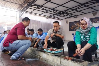 Kepala Kantor Wilayah Direktorat Jenderal Pemasyarakatan (Ditjenpas) Jawa Timur, Kadiyono, ikut nyate bersama WBP di Lapas Mojokerto.