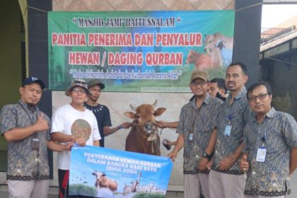 Jajaran Perumda Surya Sembada menyalurkan hewan kurban kepada salah satu takmir masjid di Surabaya.