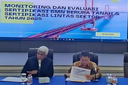 Kabid Penetapan Hak dan Pendaftaran, Yannis Harryzon Dethan (kiri) mendampingi Kakanwil BPN Jatim Asep Heri dalam kegiatan monev PSN.