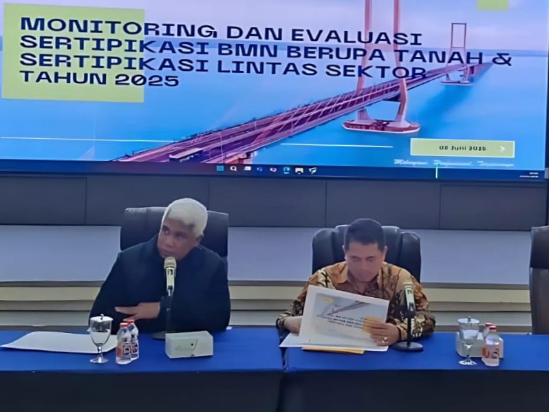 Kabid Penetapan Hak dan Pendaftaran, Yannis Harryzon Dethan (kiri) mendampingi Kakanwil BPN Jatim Asep Heri dalam kegiatan monev PSN.