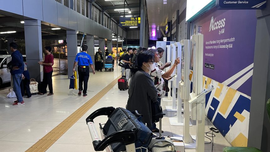Suasana di Stasiun Gubeng, Surabaya usai libur panjang Iduladha 1446 Hijriah.