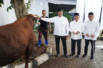Direktur Utama BSI Anggoro Eko Cahyo (kiri), Wakil Direktur Utama BSI Bob T.Ananta (tengah) dan Direktur Eksekutif BSI Maslahat Sukoriyanto Saputro (kanan) menyerahjan kepada perwakilan dhuafa di Kantor BSI Maslahat Jakarta.