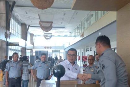 Kepala Kantor Wilayah Direktorat Jenderal Imigrasi Provinsi NTT, Arvin Gumilang, meninjau fasilitas imigrasi di gedung kedatangan dan keberangkatan PLBN.