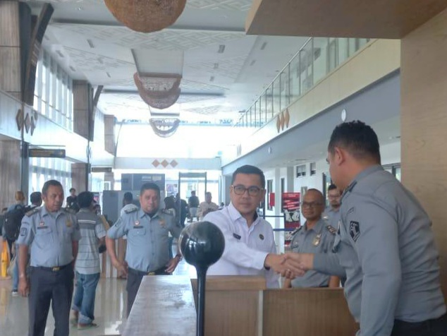 Kepala Kantor Wilayah Direktorat Jenderal Imigrasi Provinsi NTT, Arvin Gumilang, meninjau fasilitas imigrasi di gedung kedatangan dan keberangkatan PLBN.