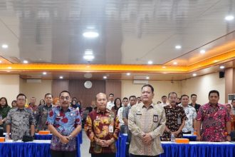 Direktorat Jenderal Administrasi Hukum Umum, Hantor Situmorang bersama jajaran BHP Surabaya foto bersama.