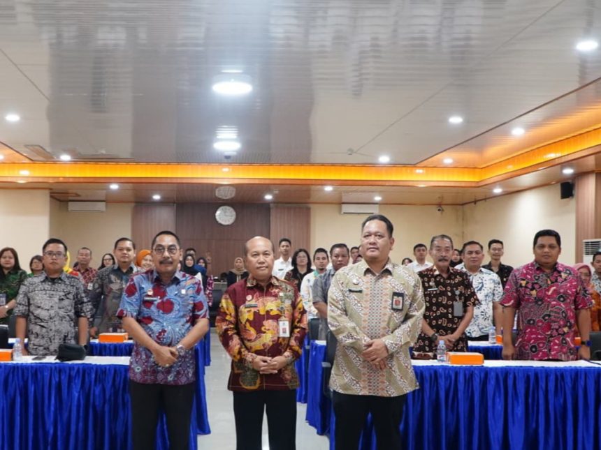 Direktorat Jenderal Administrasi Hukum Umum, Hantor Situmorang bersama jajaran BHP Surabaya foto bersama.