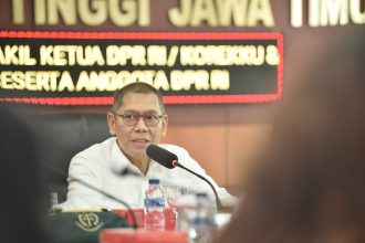 Wakil Ketua DPR RI Adies Kadir memberikan paparan saat kunjungan kerja di Kejaksaan Tinggi Jawa Timur.