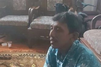 Joko Widodo, suami korban memberikan keterangan kepada wartawan.