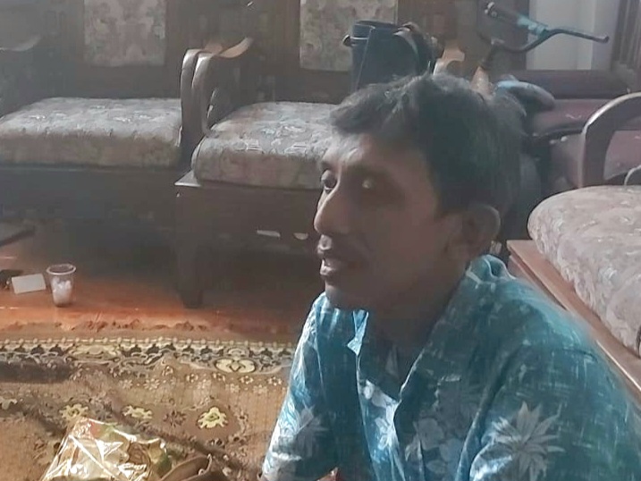 Joko Widodo, suami korban memberikan keterangan kepada wartawan.
