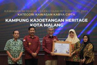 Kepala Kanwil Kemenkumham Jatim, Haris Sukamto, menyaksikan Direktur Kekayaan Intelektual, Razilu menyerahkan sertifikat paten kepada warga Malang.