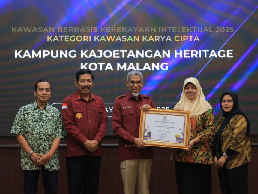 Kepala Kanwil Kemenkumham Jatim, Haris Sukamto, menyaksikan Direktur Kekayaan Intelektual, Razilu menyerahkan sertifikat paten kepada warga Malang.