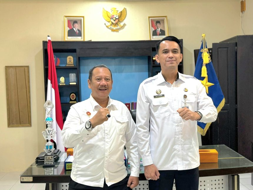 Kepala Badan Intelijen Negara Daerah (Kabinda) Maluku Utara, Laksma TNI Moch. Hamzah S. W., S.E bersama Kakanwil Ditjen Imigrasi Maluku Utara, Mohammad Ridwan.