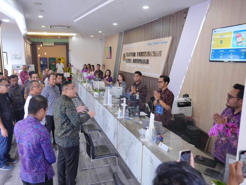 Wamen Ossy Darmawan, melakukan peninjauan ke Kantor Pertanahan (Kantah) Kota Denpasar.