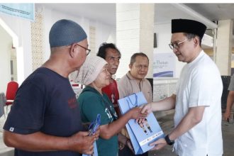 Kakanwil Ditjen Imigrasi DK Jakarta, Pamuji Raharja, membagikan daging kurban kepada masyarakat sekitar.