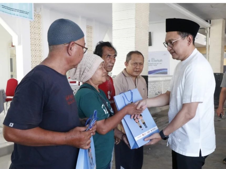 Kakanwil Ditjen Imigrasi DK Jakarta, Pamuji Raharja, membagikan daging kurban kepada masyarakat sekitar.