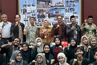 Mahasiswa Universitas Islam Negeri Sunan Ampel berfoto bersama dengan jajaran Kantor Pertanahan Surabaya I.