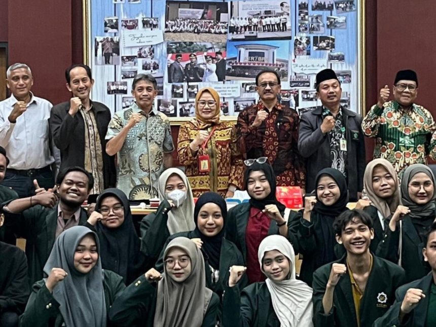 Mahasiswa Universitas Islam Negeri Sunan Ampel berfoto bersama dengan jajaran Kantor Pertanahan Surabaya I.