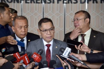 Wakil Ketua DPR RI, Adies Kadir, memberikan keterangan kepada media usai rapat.