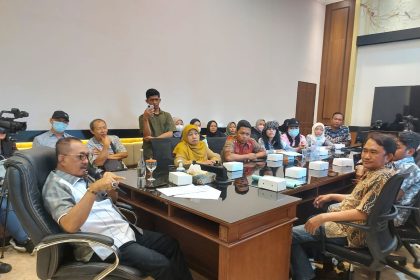 Wakil Wali Kota Surabaya Armuji, memediasi kedua belah pihak di di Balai Kota Surabaya,