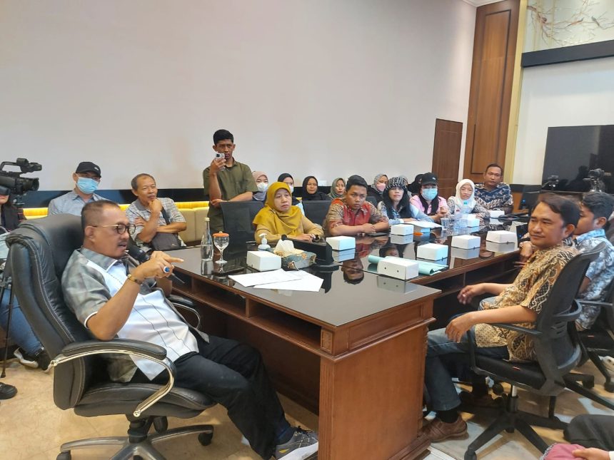 Wakil Wali Kota Surabaya Armuji, memediasi kedua belah pihak di di Balai Kota Surabaya,