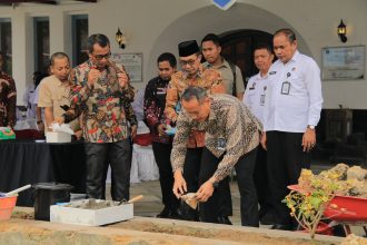 Kakanwil Ditjenpas, Kadiyono secara simbolis melakukan peletakan batu pertama pembangunan Ruang Pelayanan Terpadu Satu Pintu (PTSP) di Lapas Kelas IIA Pamekasan.