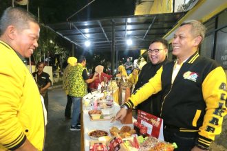 Sekretaris DPD Golkar Surabaya, dr. Akmarawita Kadir (kanan), bersama anggota DPRD Surabaya lainnya melihat hasil karya peserta di sela-sela penjurian.