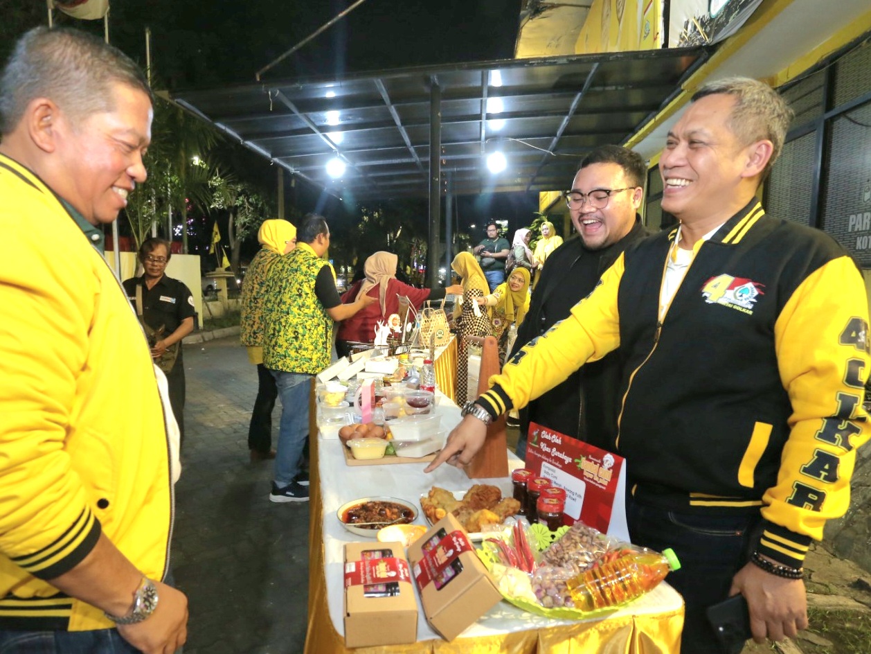 Sekretaris DPD Golkar Surabaya, dr. Akmarawita Kadir (kanan), bersama anggota DPRD Surabaya lainnya melihat hasil karya peserta di sela-sela penjurian.