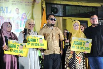 King Abdi (tengah) bersama para pemenang lomba didampingi Ketua Fraksi DPRD Surabaya, Aldy Blaviandy (kanan).