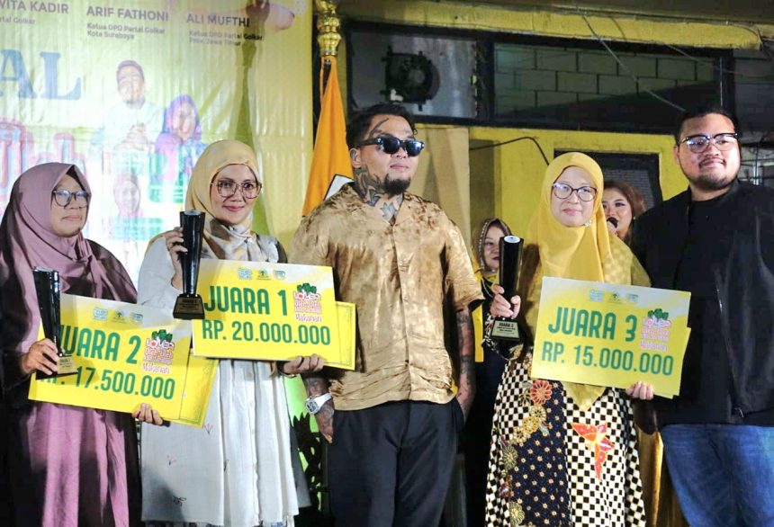 King Abdi (tengah) bersama para pemenang lomba didampingi Ketua Fraksi DPRD Surabaya, Aldy Blaviandy (kanan).