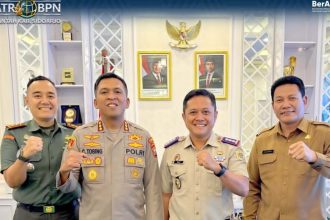 DARI KIRI : Letkol Inf Dedyk Wahyu Widodo, Kombespol Christian Tobing, Nursuliantoro, dan Bupati Sidoarjo Subandi berfoto bersama usai silaturahmi.