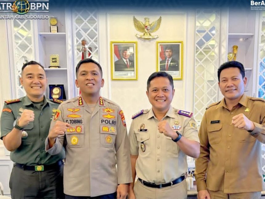 DARI KIRI : Letkol Inf Dedyk Wahyu Widodo, Kombespol Christian Tobing, Nursuliantoro, dan Bupati Sidoarjo Subandi berfoto bersama usai silaturahmi.