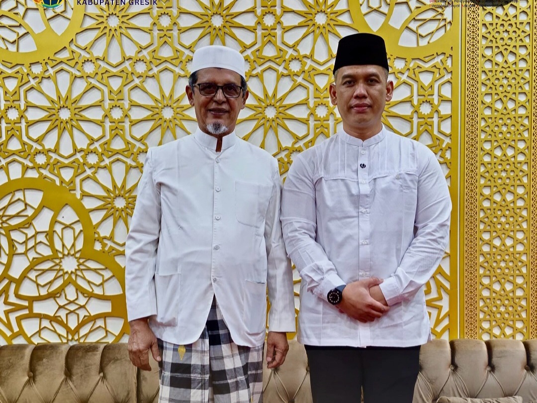 Kepala Kantor Pertanahan (BPN) Kabupaten Gresik, Rarif Setiawan bersama ulama kharismatik Gresik, Habib Abu Bakar Bin Ali Assegaf.