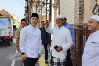 Kepala Kantor Pertanahan (BPN) Kabupaten Gresik, Rarif Setiawan (kanan) bersama ulama kharismatik Gresik, Habib Abu Bakar Bin Ali Assegaf.