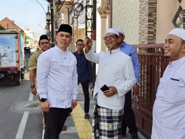 Kepala Kantor Pertanahan (BPN) Kabupaten Gresik, Rarif Setiawan (kanan) bersama ulama kharismatik Gresik, Habib Abu Bakar Bin Ali Assegaf.