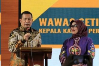 Kepala Kantor Pertanahan Kupang, Wawas Setiawan didampingi istri memberikan sambutan dalam acara pisah sambut beberapa waktu lalu.