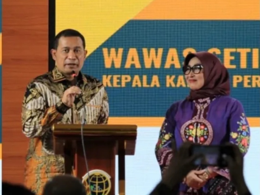 Kepala Kantor Pertanahan Kupang, Wawas Setiawan didampingi istri memberikan sambutan dalam acara pisah sambut beberapa waktu lalu.