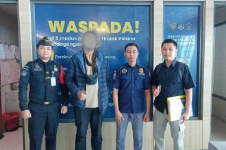 Petugas imigrasi mengawal deportasi WNA Pakistan dari Bandara Internasional Juanda.