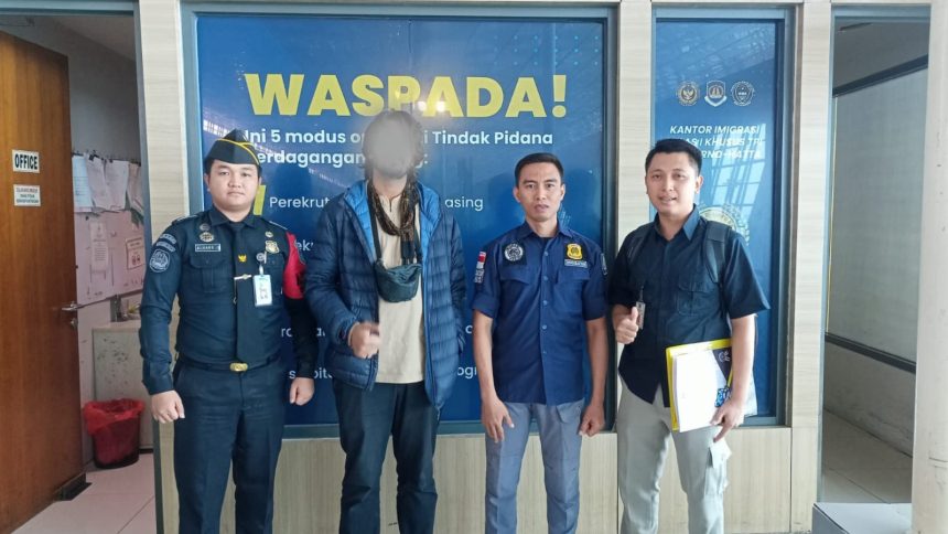 Petugas imigrasi mengawal deportasi WNA Pakistan dari Bandara Internasional Juanda.