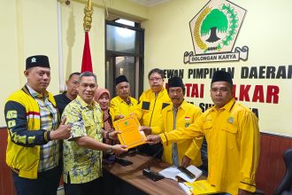 dr Akmarawita Kadir mendaftarkan diri sebagai Ketua DPD Golkar Surabaya di Kantor Golkar Surabaya, di Jalan Adityawarman.